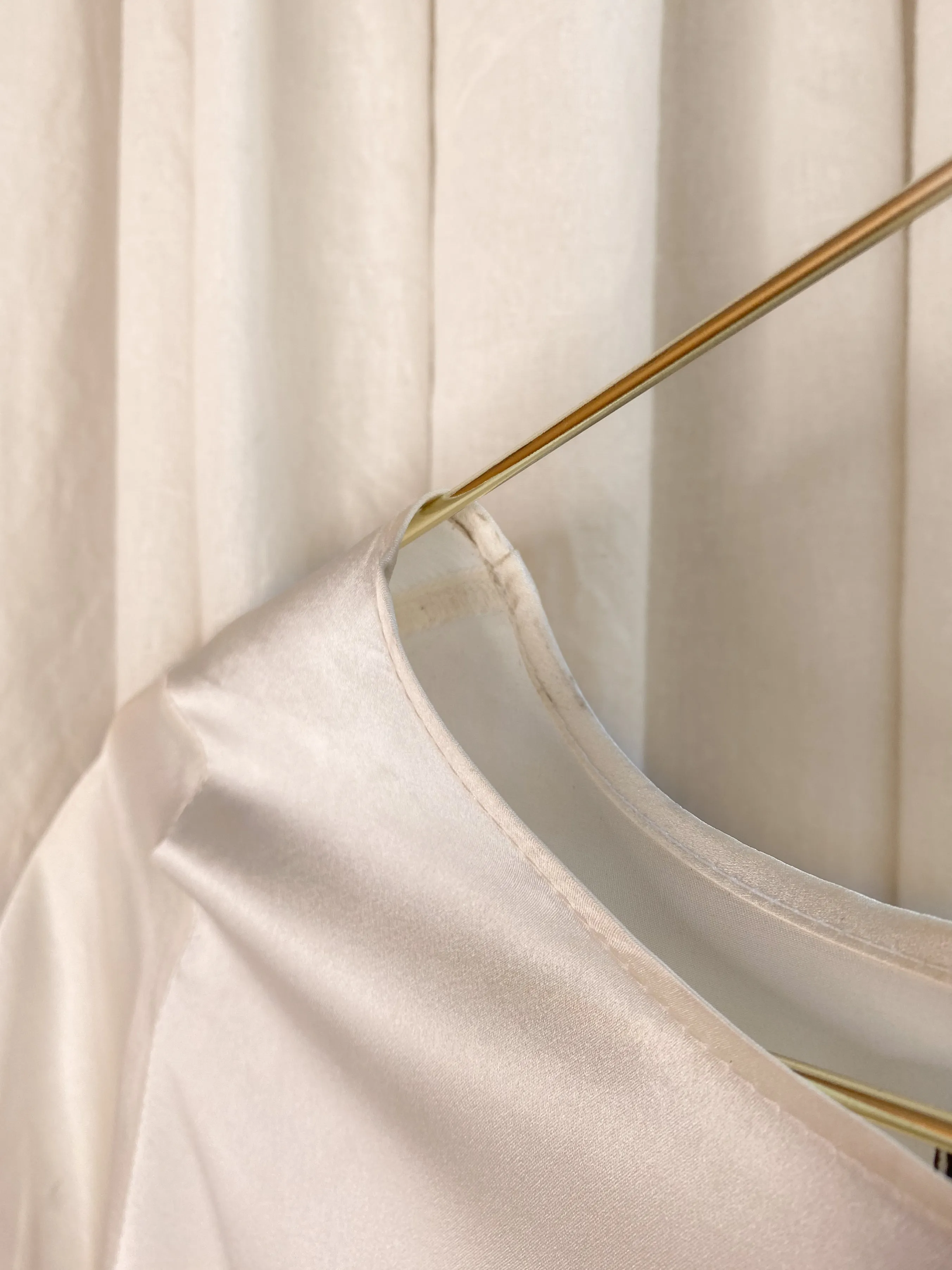 • PRE-LOVED • 100% Silk Satin Top [ Natural White Long T-shirt, Draped Hem, Crew Neck, Size S/M ]